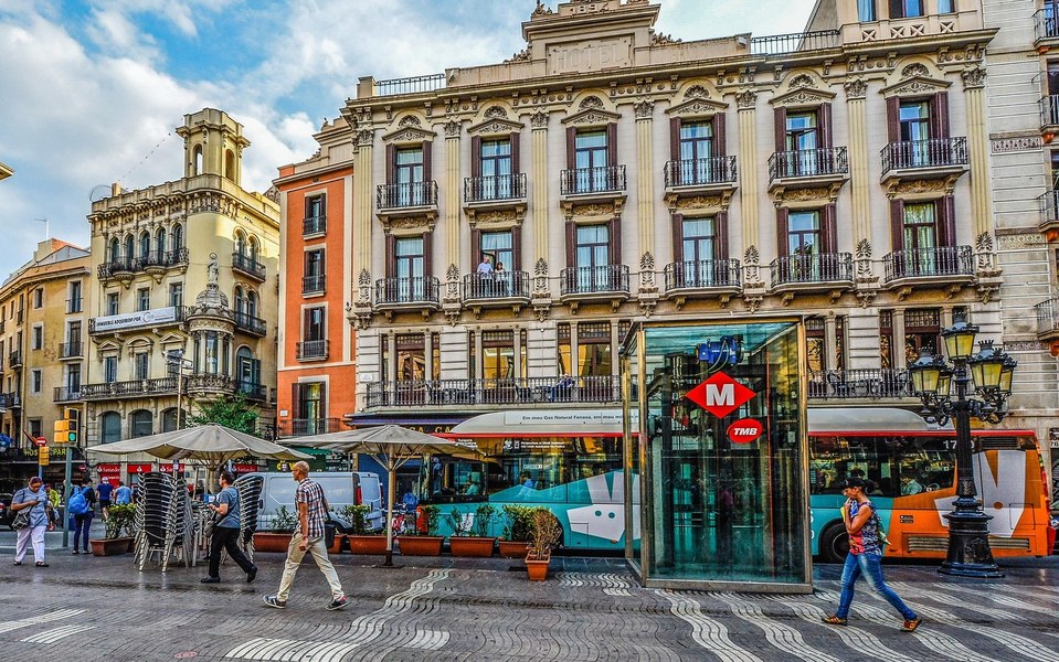 Românii din Spania pot primi 600 de euro pentru fiecare copil în 2026: cine poate beneficia de ajutor