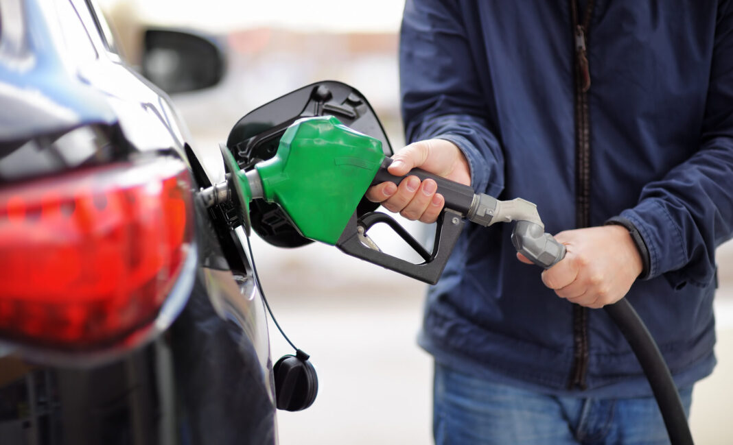 Românii își umplu rezervoarele cu combustibil mai ieftin la Ruse. Proprietarii de benzinării din oraș avertizează asupra riscului de faliment (presă)