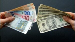 Rupia indiană atinge un nou minim istoric, depășind pragul de 95 pentru un dolar