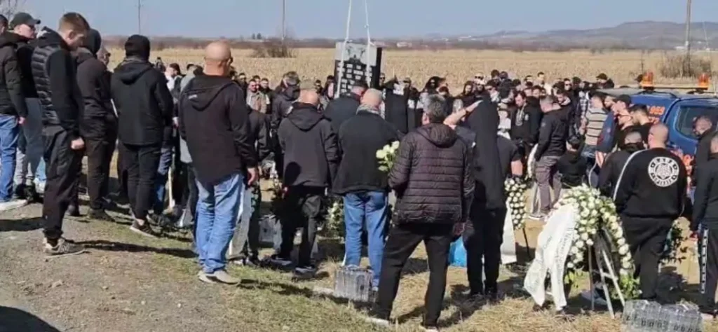 S-a construit un onument în locul în care 7 suporteri PAOK Salonic au murit într-un accident rutier / Fani ai echipei din Grecia și de la Poli Timișoara au adus coroane și flori