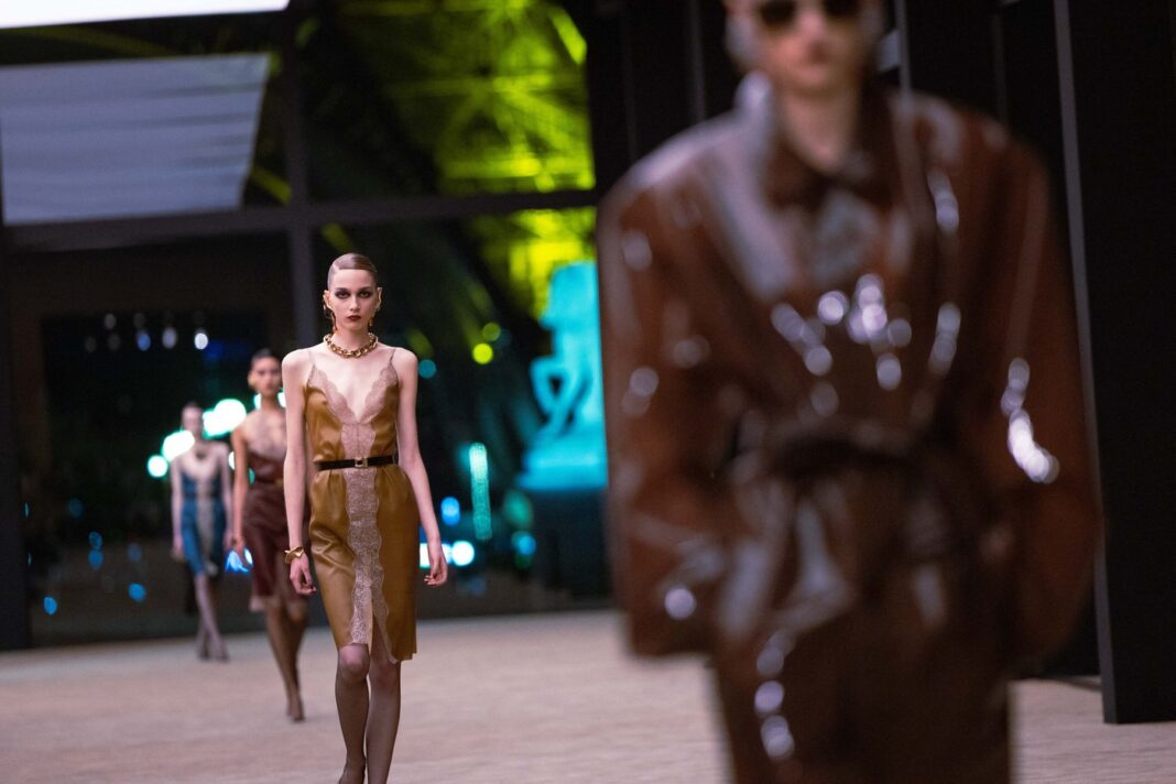Saint Laurent explorează senzualitatea și structura la Paris Fashion Week sub conducerea lui Anthony Vacarello
