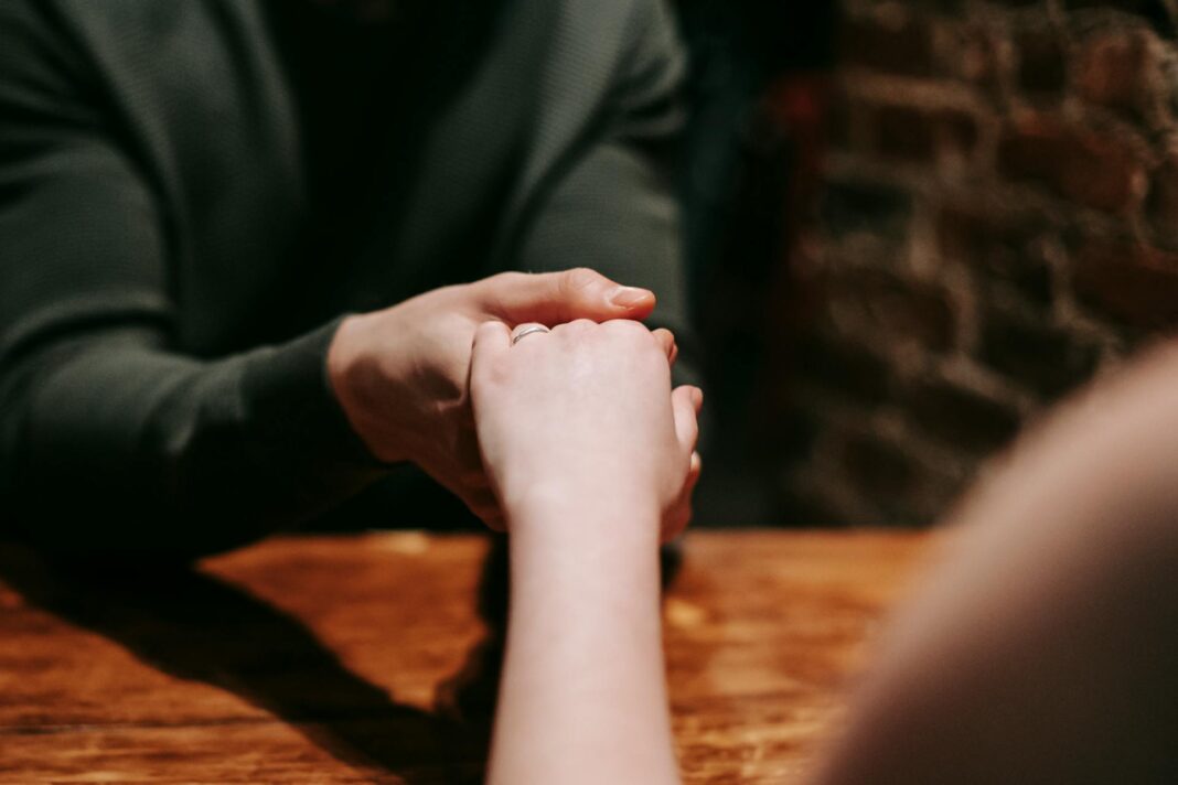 Sărutarea mâinii unei femei poate constitui agresiune sexuală, a hotărât o instanță spaniolă