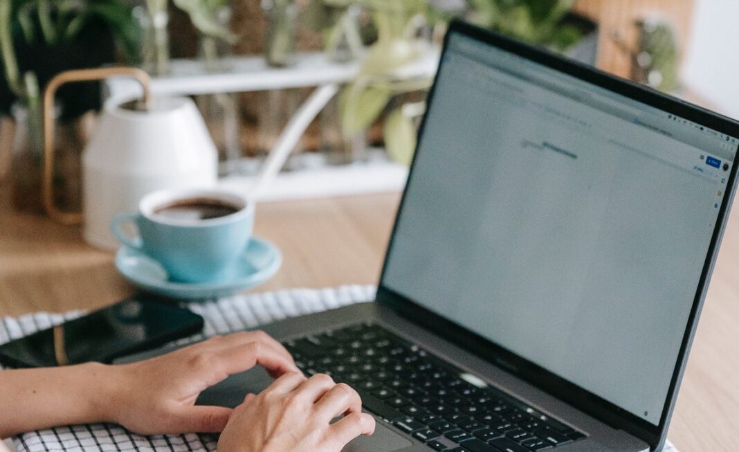 Șase modalități simple pentru a prelungi durata bateriei când lucrezi departe de casă