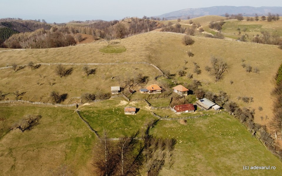 Satul feeric din munții Șureanu care dispare odată cu tradiția păstoritului. Ce s-a întâmplat cu școala sa emblematică