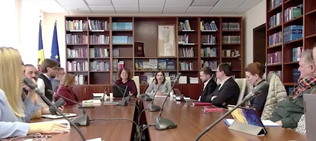 Șefa Audiovizualului din Moldova, după ce o deputată comunistă i-a adresat o întrebare în rusă: „Since you spoke in another language, I will also speak in a foreign language“