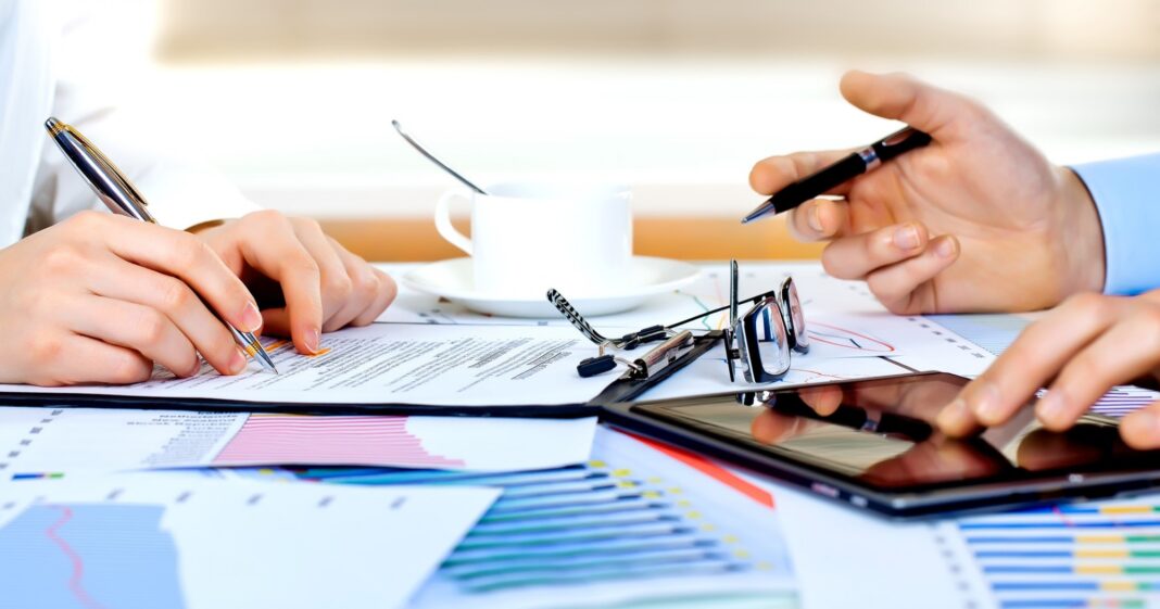 Serviciile, administrația publică și industria au atras cele mai mari credite în 2025