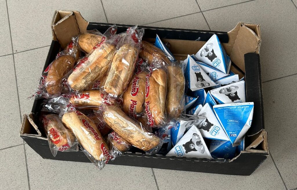 Sibienii reclamă calitatea slabă și risipa din programul „Laptele și cornul” / Director de școală:” Am avut surpriza de a găsi și insecte în biscuiți” / Părinții se plâng consiliului județean