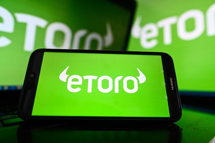 Sondaj eToro: Majoritatea investitorilor români rămân pesimişti în privinţa economiei locale, pe fondul scăderii încrederii în venituri şi nivelul de trai