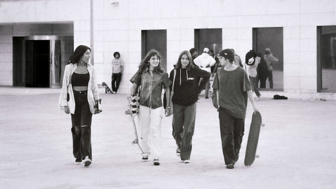 Sondaj global: bărbații din generația Z sunt de două ori mai predispuși decât „baby boomers” să creadă că soțiile ar trebui să-și asculte soții