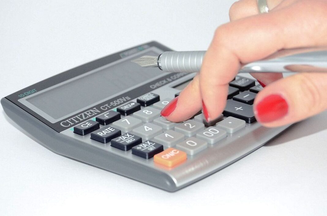 Studiu: 8 din 10 români consideră că educația financiară ar trebui predată în școală