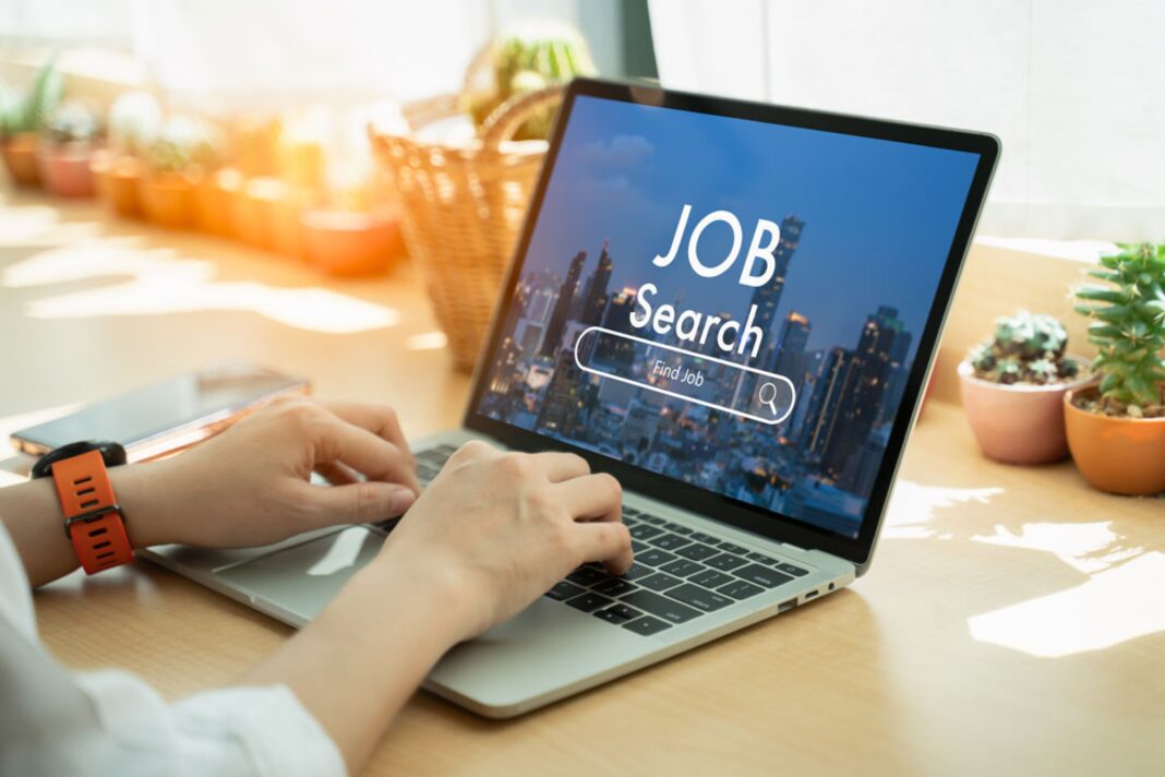Studiu: Aproape jumătate dintre angajați au sau caută un al doilea job; salariul rămâne principalul criteriu
