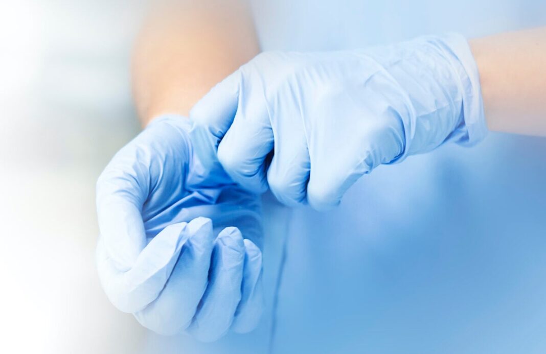 Studiu revoluționar: adevăratul impact al mănușilor asupra detectării microplasticelor