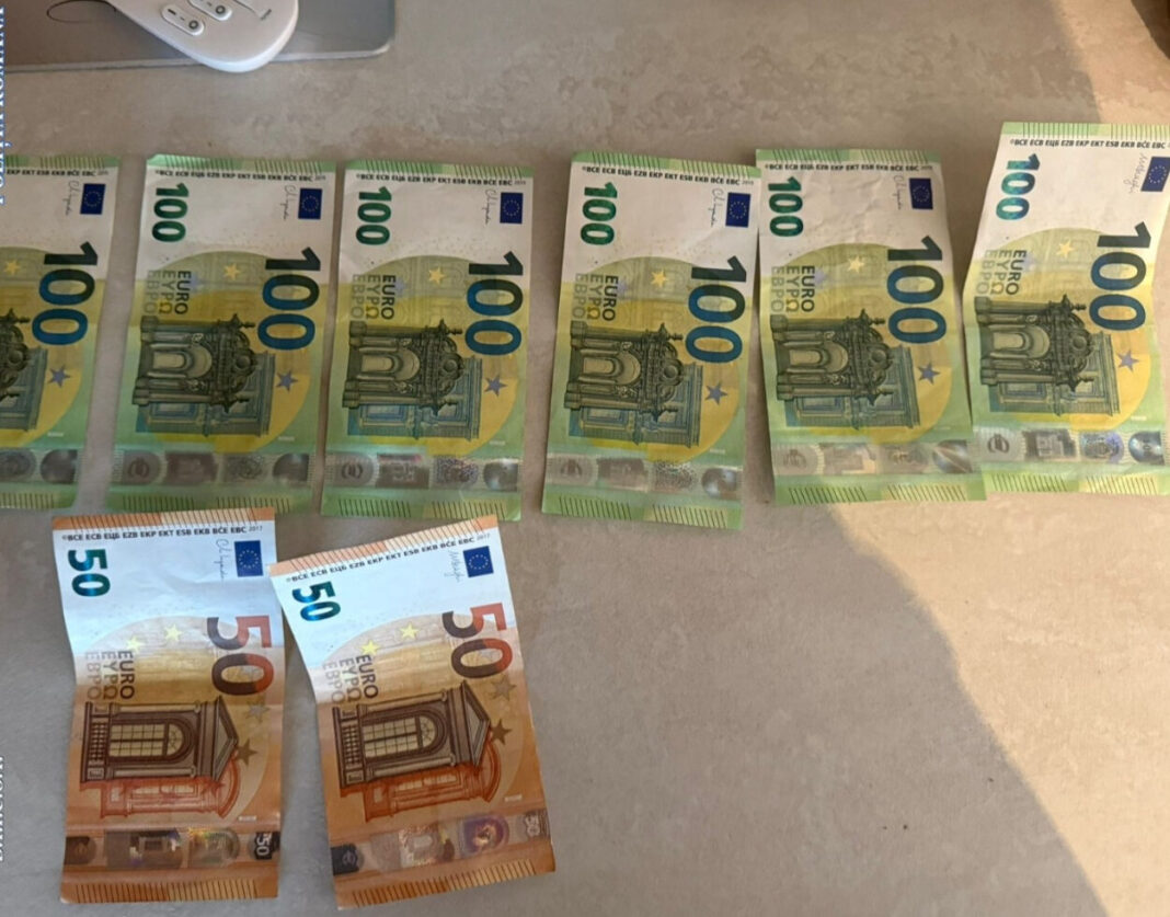 Suceveanul Valentin Juravle, acuzat că a construit o tipografie ilegală pentru falsificarea de euro, e judecat într-un alt dosar de tâlhărie. El a fost eliberat din arest în 2023, când avocatul său era actualul prefect de Suceava