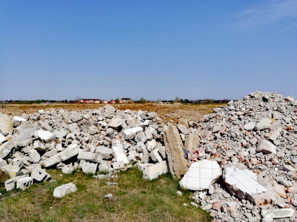 Sute de tone de deşeuri, depozitate ilegal de o primărie din Arad / Resturi din demolări, împrăștiate de-a lungul unui drum județean / Amendă de 100 de mii de lei
