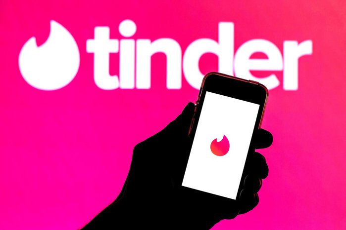 Tinder integrează inteligenţa artificială în aplicaţie pentru a crea „match-uri” mai personalizate