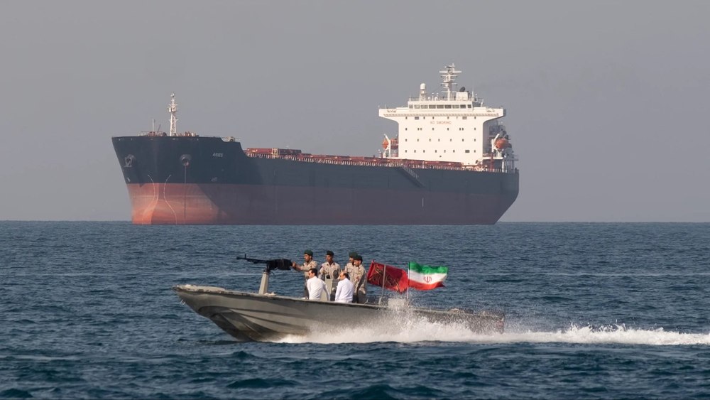 Trafic extrem de redus prin Strâmtoarea Ormuz. Peste 400 de nave, blocate în Golful Oman. Iranul continuă exporturile de petrol