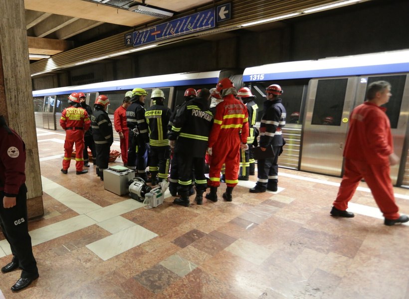 Tragedie la metrou: un tânăr de 21 de ani a murit după ce a fost prins sub o garnitură la stația Piața Unirii