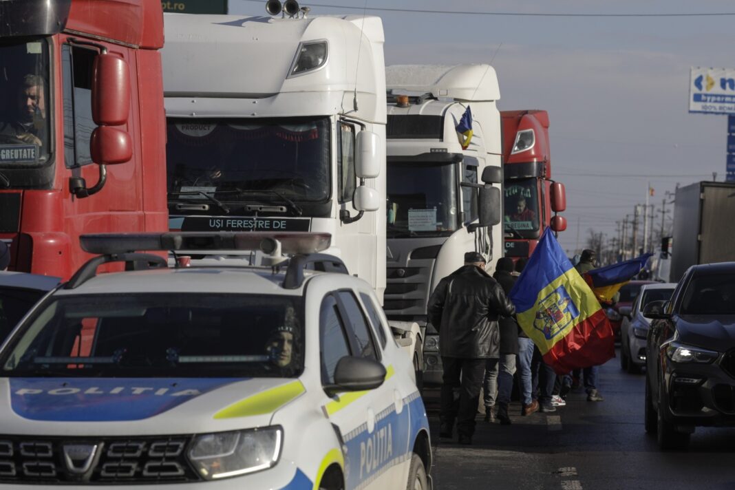 Transportatorii din România cer intervenția rapidă a guvernului pentru reducerea accizelor la carburanți / Sunt posibile blocaje în lanțul de aprovizionare