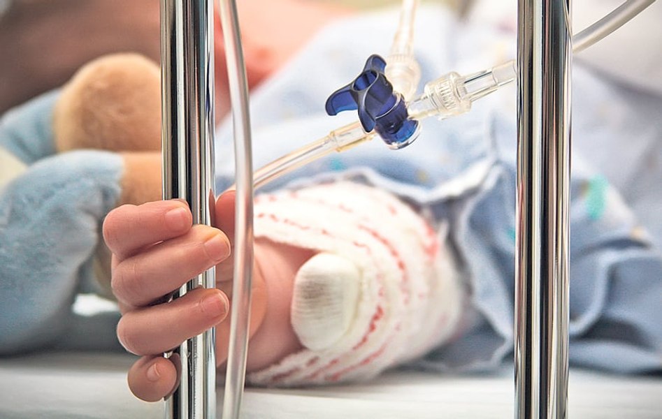 Trei frați din Iași, cel mai mic în vârstă de un an și jumătate, internați cu suspiciune de malarie. Copiii s-au întors recent dintr-o vacanță în Africa