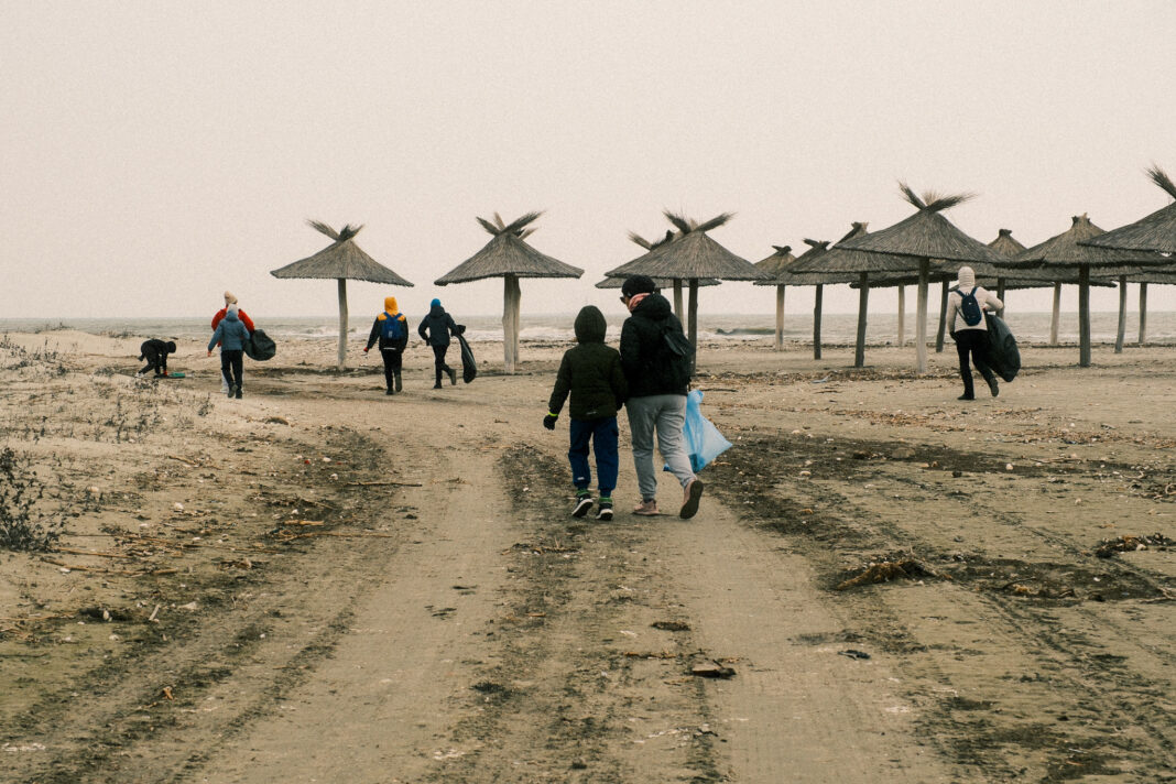 Trei tone de deșeuri adunate de pe plaja de la Sulina numai într-o săptămână