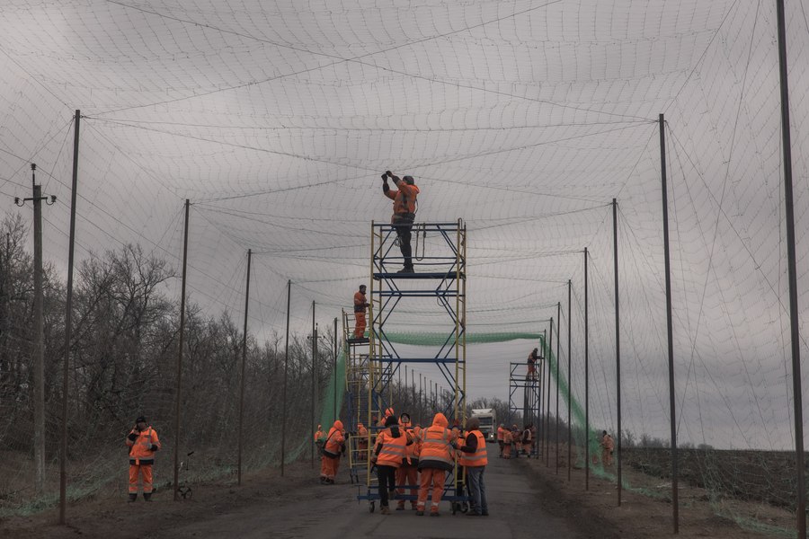 Ucraina instalează plase anti-dronă deasupra orașelor: „Ne protejează, dar ne și amintesc cât de aproape este pericolul”