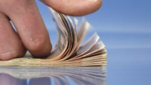 UE limitează numerarul la tranzacțiile mari: plafon de 10.000 de euro din 2027