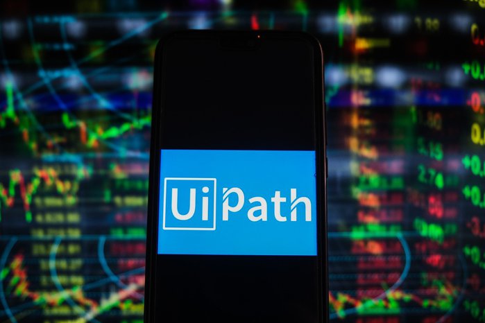UiPath raportează venituri de 481 mil. dolari în trimestrul al patrulea, în creştere cu 14%, şi ARR de 1,85 mld. dolari. Compania lansează un nou program de răscumpărare de acţiuni de 500 mil. dolari