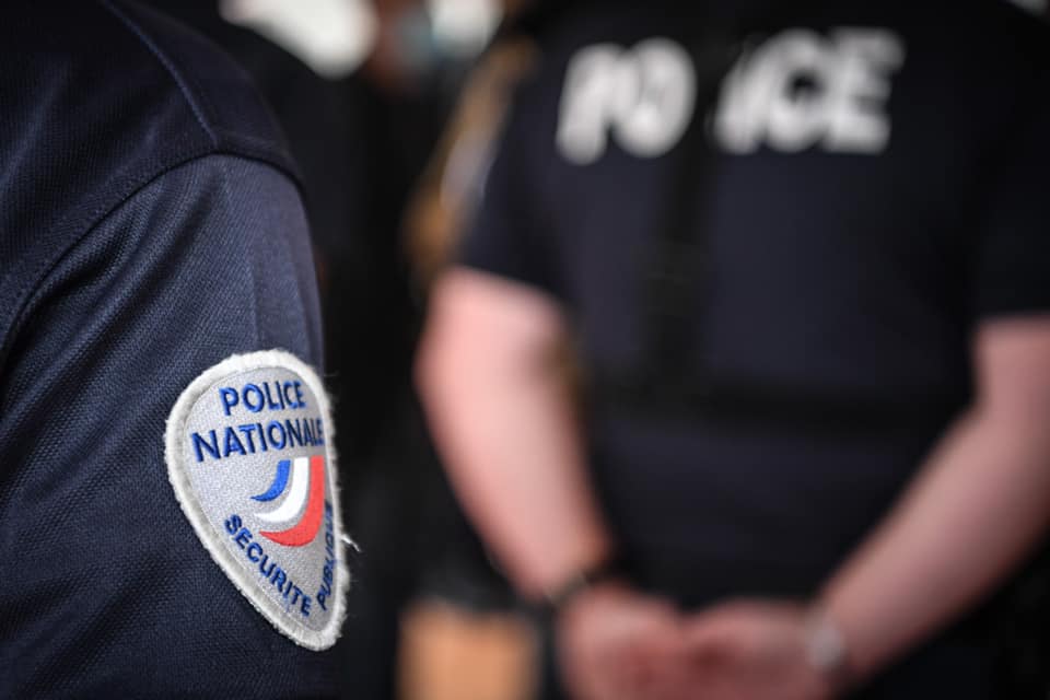 Un atac terorist a fost dejucat în apropierea unei închisori din Franța / Poliția a descoperit un steag ISIS și un pistol