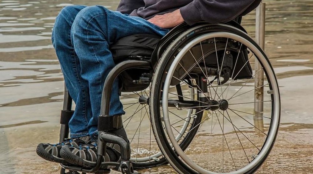 Un bărbat în scaun cu rotile, ucis cu cruzime de chiriașul său: „L-a lovit cu piciorul în cap și l-a sugrumat”