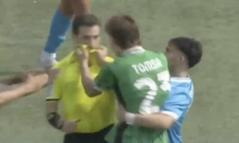 Un fotbalist român a fost suspendat până în 2027! L-a luat de gât pe arbitru într-un meci din Italia