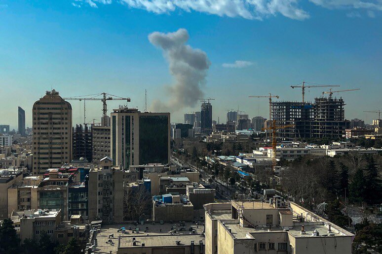 Un nou val de atacuri israeliene asupra Iranului / Un spital avariat, pacienții au fost evacuați din clădire – surse