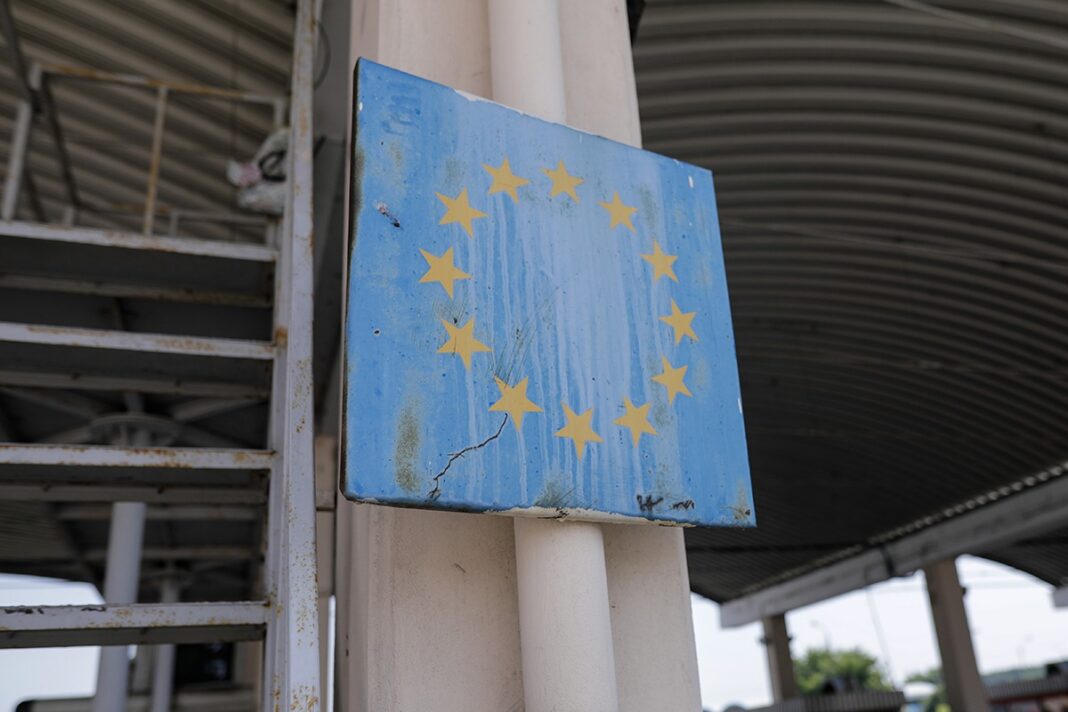 Un primar proaspăt ales în Franța a îndepărtat steagul UE de pe fațada primăriei