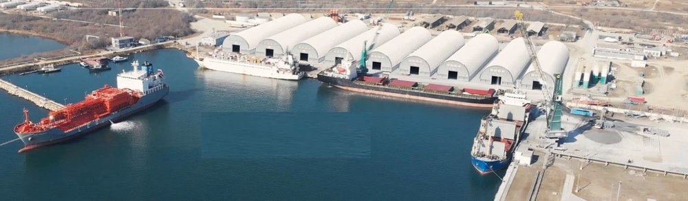 Un remorcher cu cinci oameni la bord s-a scufundat în Portul Midia. O persoană a fost scoasă la mal