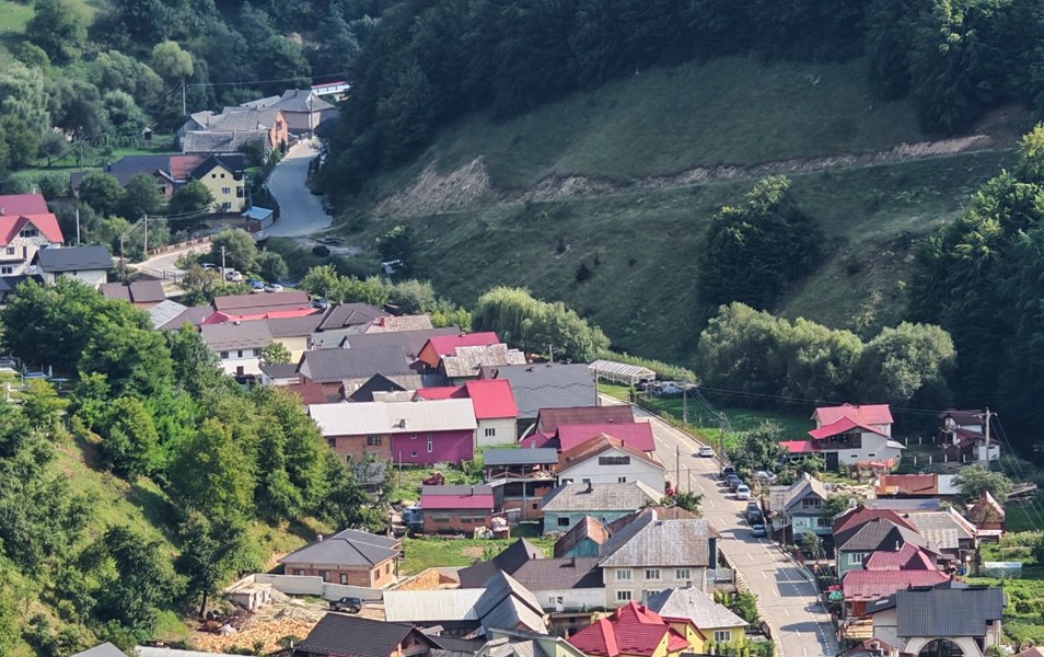 Un sat din România primește 6 milioane de euro pentru un pod pietonal suspendat la 200 de metri înălțime