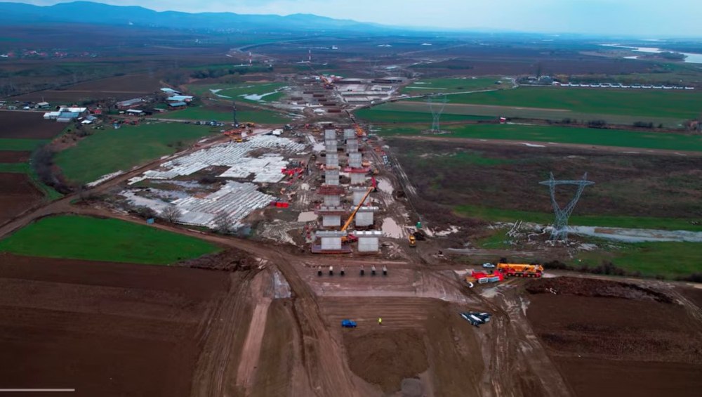 Un viaduct uriaș va lega sectoarele Adjud-Bacău pe Autostrada Moldovei A7. Umbărescu a mobilizat sute de muncitori în zonă