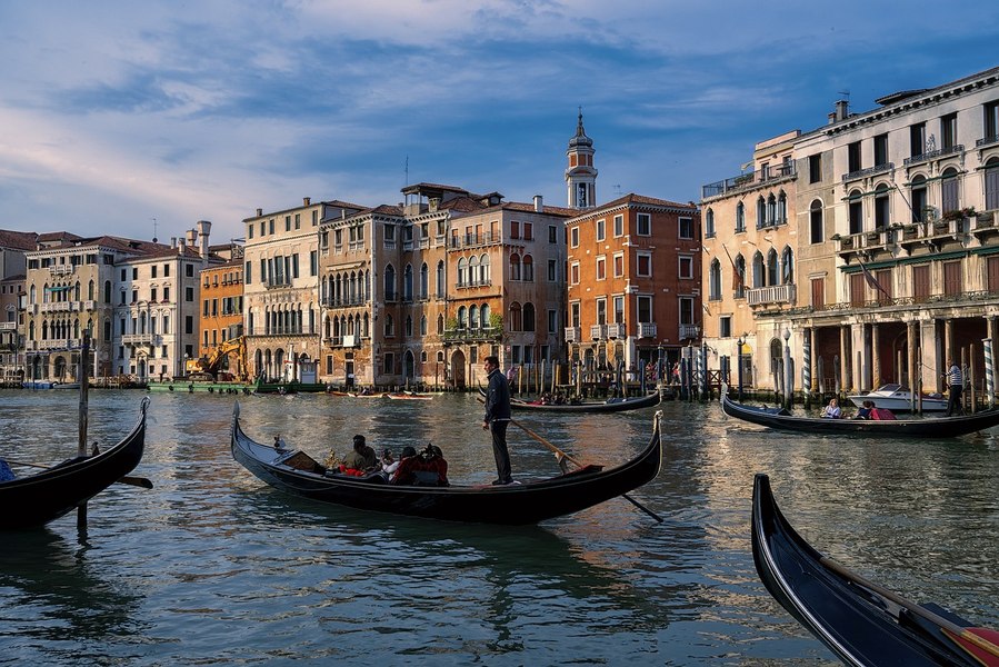 Veneția reintroduce taxa pentru turiști: cine plătește și cât costă accesul în oraș