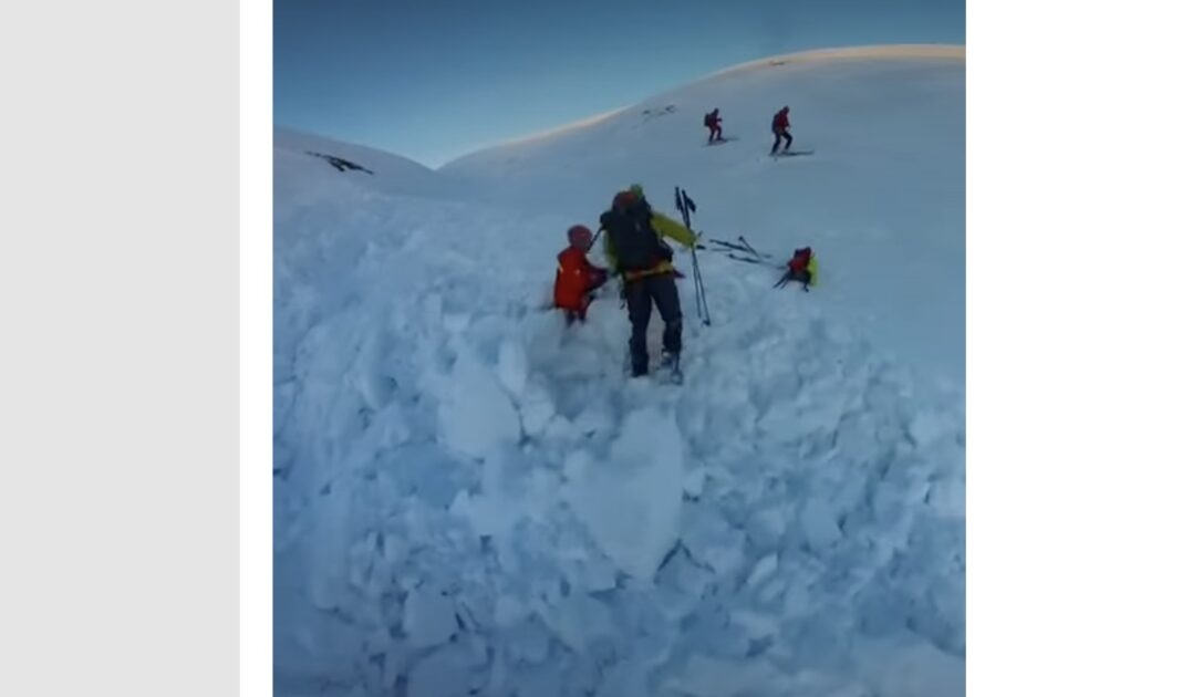 VIDEO Avalanșă filmată în Bucegi / Doi schiori au fost surprinși de zăpadă, iar unul a fost parțial îngropat