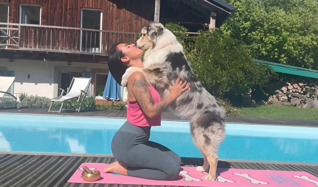 VIDEO EXCLUSIV | Cum să te menții în formă alături de animalul tău de companie: Exercițiile de Doga, tot mai căutate. 5 exerciții simple cu care să începi