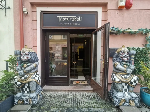 VIDEO/FOTO | Primul restaurant balinez din România, redeschis în spațiu nou la Timișoara. Patronul român a locuit zece ani în Bali și s-a întors acasă cu o soție asiatică / Inaugurare cu ambasadorul Indoneziei