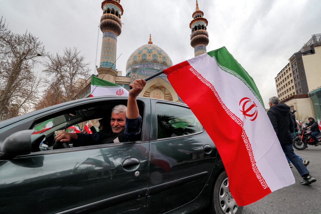 VIDEO Imaginile bucuriei: mii de iranieni au celebrat moartea dictatorului Ali Khamenei, responsabil de uciderea a mii de protestatari anti-regim