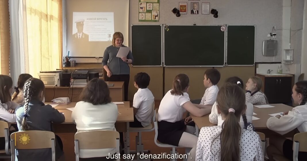 VIDEO „Mr Nobody Against Putin”, Oscar pentru cel mai bun documentar / Povestea lui Pavel Talankin, angajat al unei școli din Karabash, un orășel industrial din Munții Ural