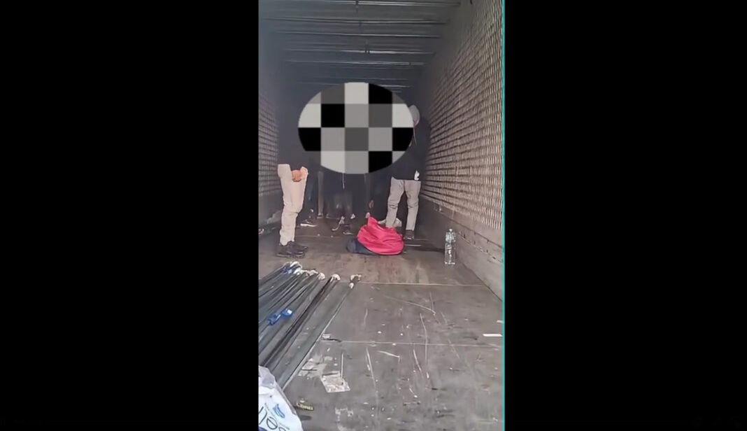 VIDEO Opt minori și un adult, migranți egipteni, depistați de jandarmi într-un camion, pe A1