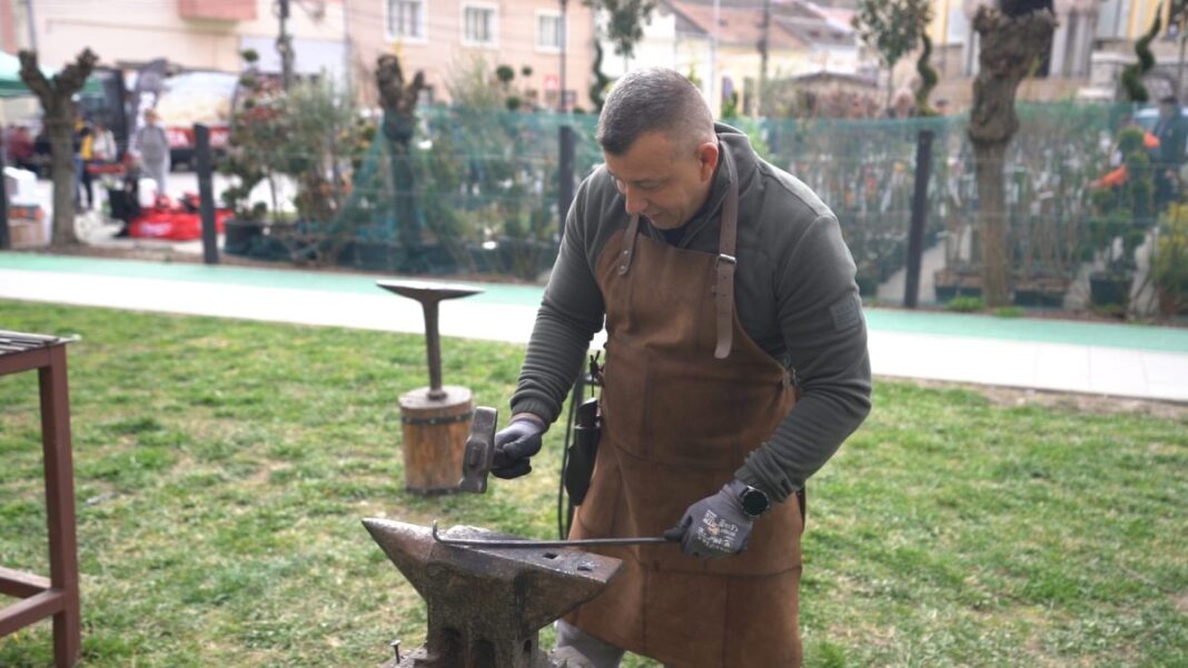 VIDEO Pompierul fierar din Aiud: Stinge focul pentru a salva oamenii, îl aprinde pentru a îmblânzi fierul pe nicovală (Alba24)