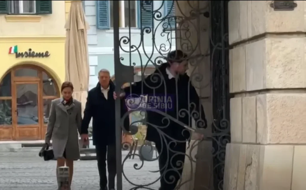 VIDEO Primul mesaj al fostului președinte Iohannis din ultimele luni: ”Vă doresc tuturor sărbători pascale fericite” / Iohannis a participat, la Sibiu, la slujba de Florii / A intrat în biserică pe o ușă laterală