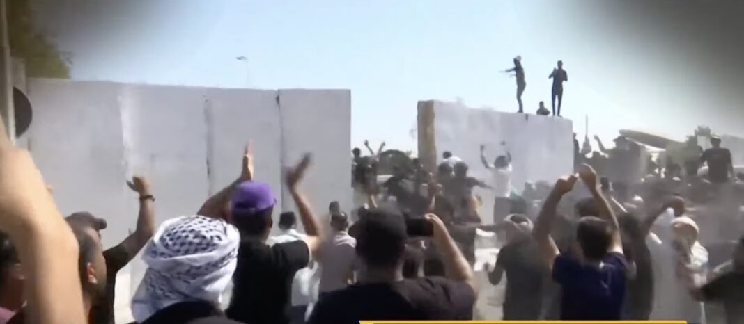 VIDEO Proteste anti-americane în Pakistan și Irak. Susținătorii ayatolahului ucis Ali Khamenei încearcă să intre în reprezentanțele diplomatice ale SUA
