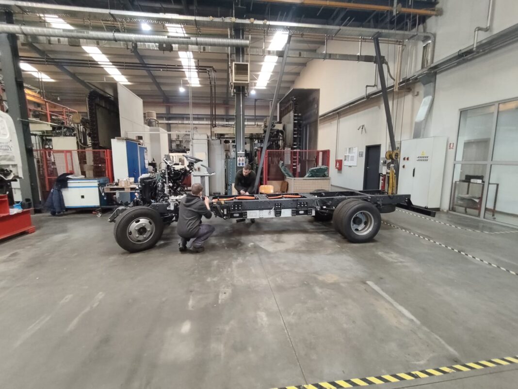 VIDEO Replica autobuzului istoric MARTA prinde contur la Arad / Replica autobuzului construit inițial în 1908 va fi un spațiu cultural mobil, dedicat turismului și promovării istoriei locale