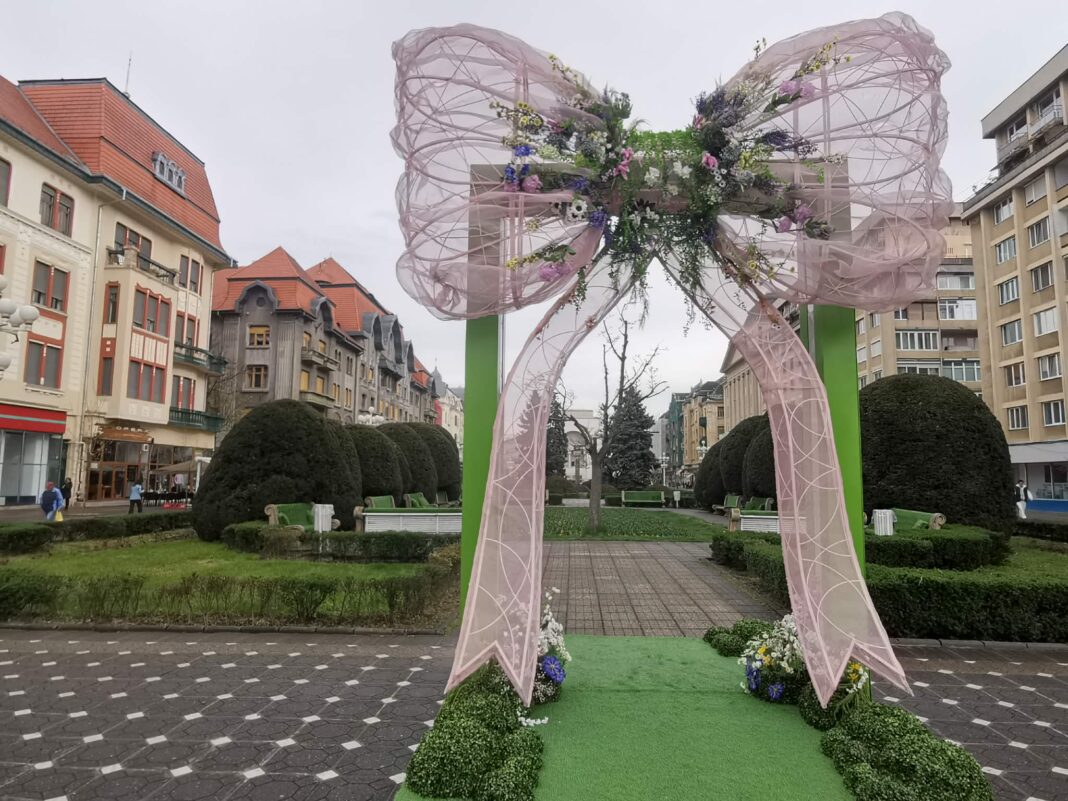 VIDEO&FOTO | S-a deschis târgul de Paște din Timișoara: decorațiuni inedite în centrul orașului, între care ouă uriașe și un iepure gigantic de 8 metri lungime