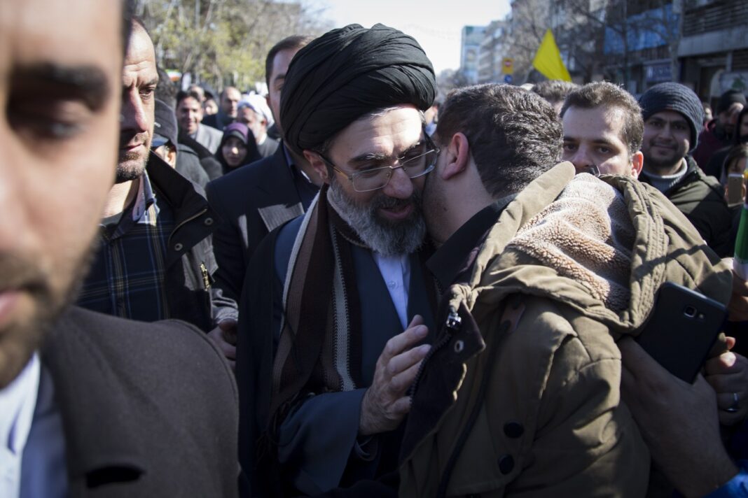 Ynet: Liderul suprem al Iranului, Mojtaba Khamenei, ar fi de acord să poarte discuții cu reprezentanții SUA