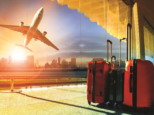 Zeci de mii de români desfid riscul din Orientul Mijlociu şi îşi văd de vacanţă în Egipt. Trei chartere au decolat ieri de pe Otopeni către Hurghada şi Sharm el Sheikh: „Nimeni nu a anulat“