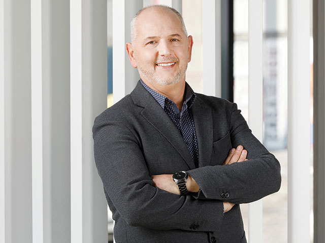 ZF Deschiderea de astăzi la Bursă. Lucian Peticilă, CEO-ul Visual Fan (Allview): Mizăm pe proiecte de stocare de energie şi pe extinderea portofoliului diviziei auto. Într-un context economic mai dificil, vizăm diversificarea modelului de business